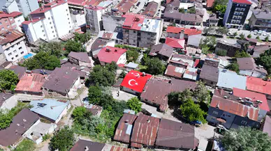 Sivas'ta Görenler Dönüp Bir Daha Bakıyor! Çatıyı O Halde Görenler...
