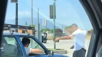 Seyir Halinde Alkol Alıp Ayaklarını Çıkardılar! Polisi Görünce...