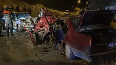 Sivas'ta İki Otomobil Kafa Kafaya Çarpıştı