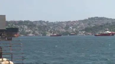 İstanbul Boğazı Çift Yönlü Kapatıldı! Karadeniz'de Vurulan Dev Gemi Geçti