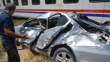 Muş'ta Hemzemin Geçitte Dehşet! Tren Otomobili Biçti: 3 Yaralı...