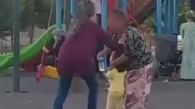 Parkta İnsanlık Ayıbı! Ağlayan Çocuğu Sakinleştirmek İstedi Ama...