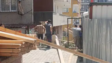 Küçükçekmece'de İnşaat Faciası! Evlerinde Mahsur Kaldılar: Tahliye Anı
