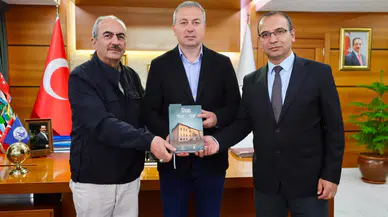 Sivas’ın Kültürel Değerlerini Anlatan Kitabın İkinci Baskısı Başkan Uzun’a Takdim Edildi