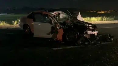 Sivas’ta traktöre çarpan Mercedes hurda yığınına döndü