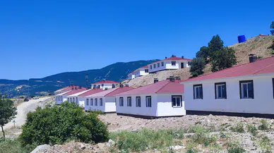 Teslim Edilmeden Çatladı, Köylü İcralık Oldu! Koyulhisar’daki Afet Konutlarında Tepki Büyüyor