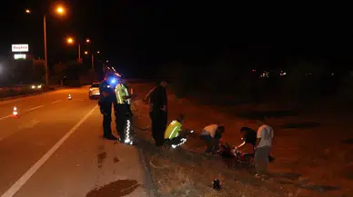 Otomobille çarpışan motosiklet şarampole savruldu