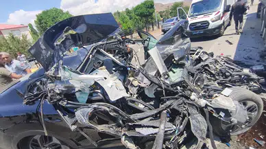 Bingöl'de Feci Kaza! Park Halindeki Tıra Çarpan Otomobil Hurdaya Döndü
