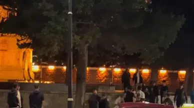 Sivas Kent Meydanı'nda Kontrolden Çıkan Otomobil Direğe Çarptı