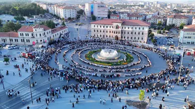 Sivas’ta 1058 Kadın Kent Meydanı’nda Halay Çekti