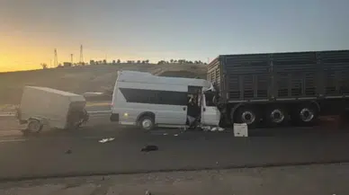 Malatya'da Tarım İşçilerini Taşıyan Minibüs Tıra Çarptı