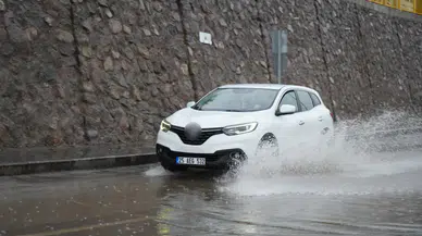 Erzurum-Bingöl Yolu Çirişli Mevkiinde Sel Dehşeti: Sürücüler Zor Anlar Yaşadı