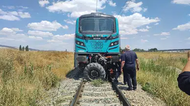 Şarkışla’da Hemzemin Geçitte Kaza: Yük Treni Traktöre Çarptı!