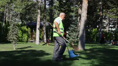 Sivas’ta Temizlik Görevlisinden Türkü Sürprizi: 67 Yaşında Dinleyenleri Mest Etti