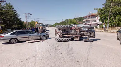 Otomobilin çarptığı traktör yan yattı