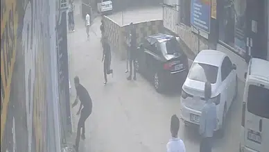 Kadını Kurtarmak İsteyen Genç Bıçaklandı: O Anlar Kamerada