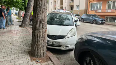 Burdur'da Korkunç Kaza! Kontrolden Çıkan Araç Ağaca Ok Gibi Saplandı!