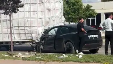 Sivas'ta Tırın Dorsesine Çarpan Tesla Hurdaya Döndü