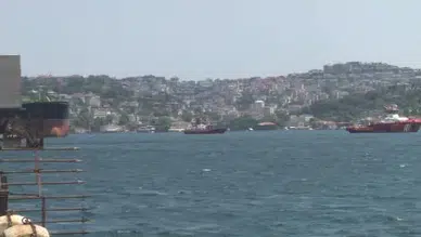İstanbul Boğazı Çift Yönlü Kapatıldı! Karadeniz'de Vurulan Dev Gemi Geçti