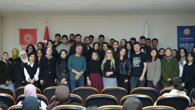 Diş protez öğrencilerine mesleki deneyim ve kariyer rehberliği