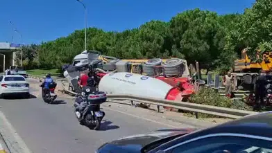 Eski Ankara Caddesi Kavşağı'nda Kaza: Beton Mikseri Şarampole Yuvarlandı