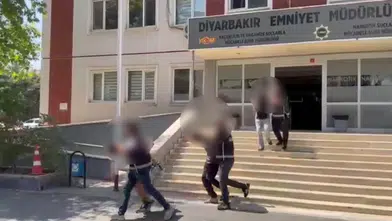Sur'da 2 El Bombası Ele Geçirildi: Şüpheliler Parmaklıklar Ardında