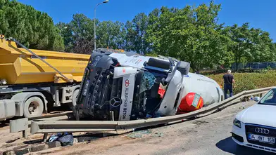Çekmeköy’de Beton Mikseri Devrildi: Sürücü Yaralandı