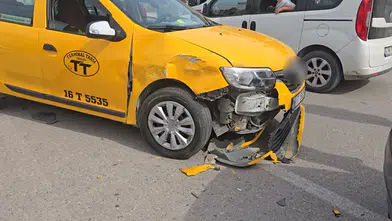 Bursa’da Ticari Taksi ile Otomobil Kazasında 2 Kişi Yaralandı