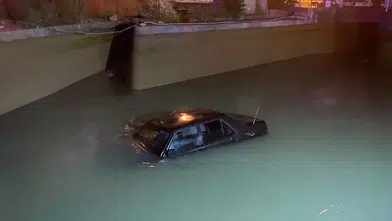 Kanaldaki otomobili çıkarmak için vincin üzerine bağlandı