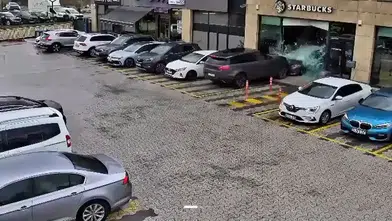 Çekmeköy’de Cip Önce Otomobile Çarptı Sonra Kafeye Girdi