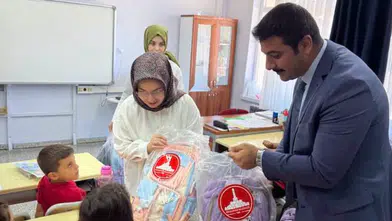 Koyulhisar’da 1. Sınıf Öğrencilerine Çanta ve Kırtasiye Desteği