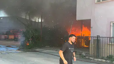 Antalya'da Korkutan Yangın! Ev ve Depo Alevlere Teslim Oldu