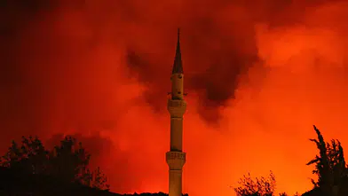 Aksu’da Orman Yangını: Alevler Geceyi Kızıl Renge Bürüdü