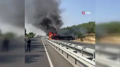Uşak’ta korkutan kaza! Devrilen tır alevlere teslim oldu