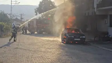 Park Halindeki Otomobil Yandı, Alevler 2 Katlı Binaya Ulaştı