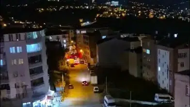 Polisleri karşısında görünce silahını başına dayadı
