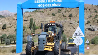 Hafik’te Köy Yollarında Asfalt Çalışmaları Sürüyor