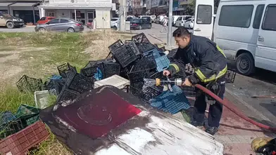 Antalya'da Kamyonet Alev Alev Yandı! İtfaiyecinin Hareketi Duygulandırdı
