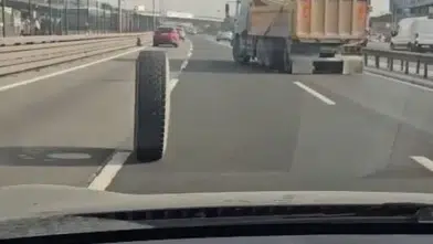 İstanbul'da Facianın Eşiğinden Dönüldü! Kamyonun Tekerlekleri Fırladı