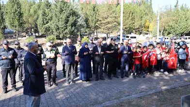 Karabük’te duygulandıran anma! Öğrenciler şehit polis için dua etti