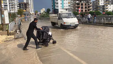 Mersin'de Sağanak Alarmı! Yollar Göle Döndü, Rögarlar Taştı