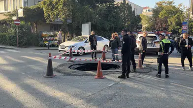 İstanbul'da Korkutan Görüntü! Okul Servisi Geçerken Yol Çöktü