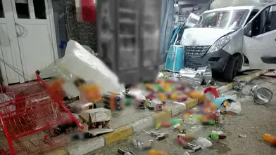 Sivas'ta Kontrolden Çıkan Kamyonet Markete Girdi: 2 Kişi Yaralandı