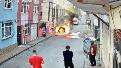 Samsun'da Elektrikli Otomobil Alev Alev Yandı: Battaniyeli Müdahale