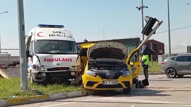 Edirne’de Ambulans ile Taksi Çarpıştı: 5 Kişi Yaralandı