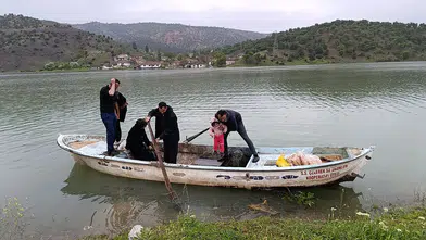 Yollar Göle Döndü: Köye Ulaşım Kayıkla Sağlanıyor!