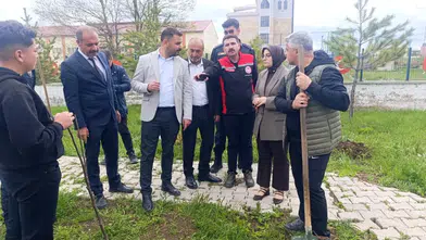İmranlı’da 19 Mayıs’a Anlamlı Kutlama: Gençler Fidanları Toprakla Buluşturdu