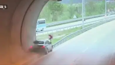Trafik Levhasına ve Bariyerlere Çarpan Araç Hurdaya Döndü