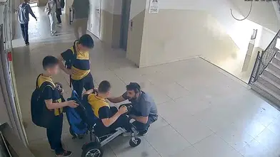 Asansör Bozulunca Öğretmen Engelli Öğrencisini Sırtında Taşıdı