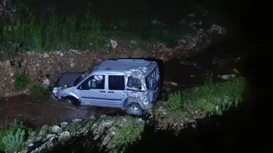 Hafif ticari araç dereye uçtu